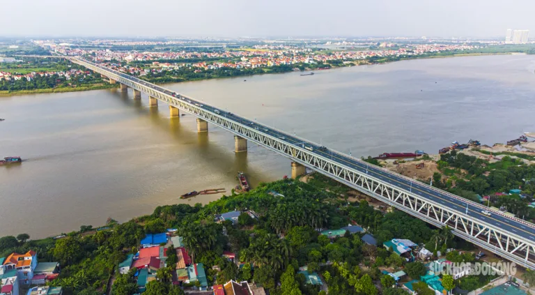 Cầu Thăng Long là một trong những cây cầu quan trọng nhất của thủ đô Hà Nội